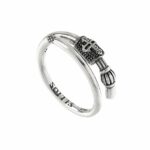 Anello in argento con elmo discreto
