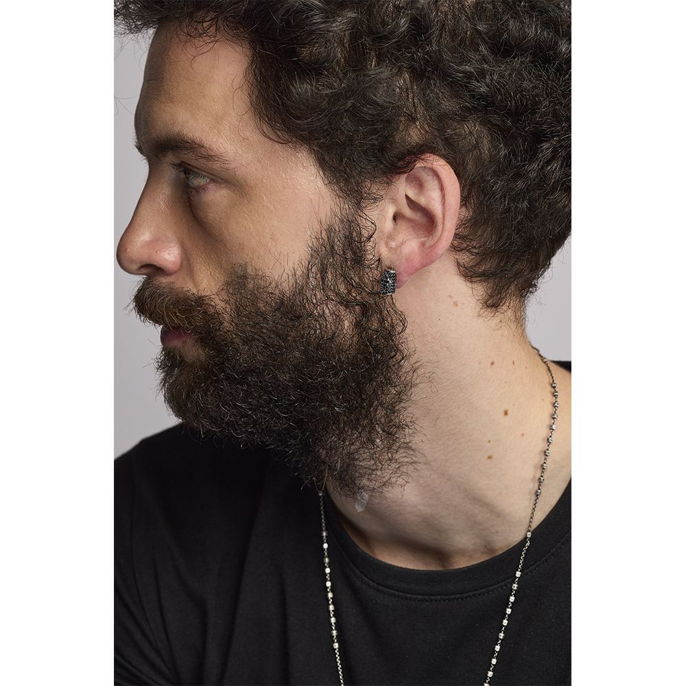 orecchino elmo combattente con pietre indossato