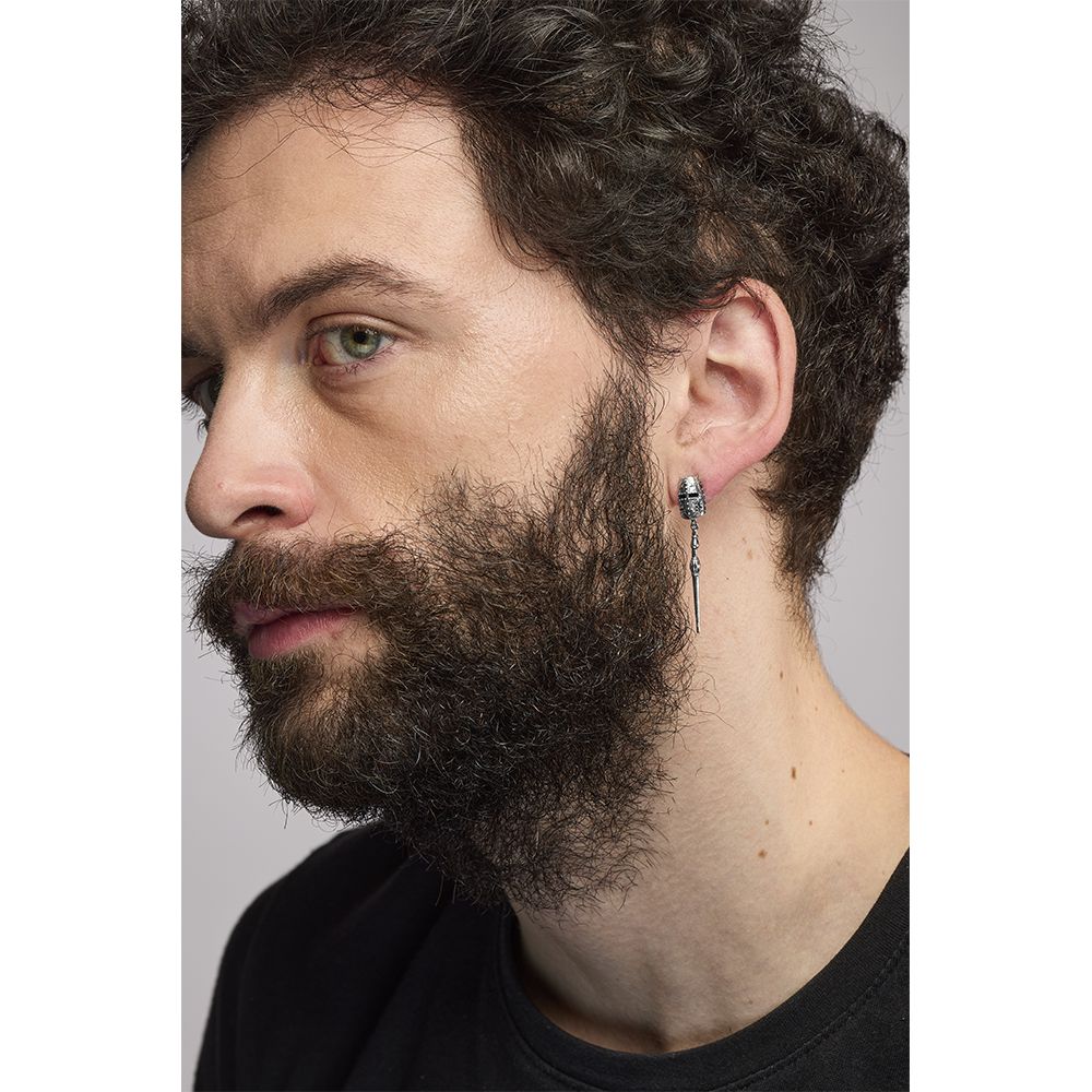 orecchino elmo con lancia uomo indossato