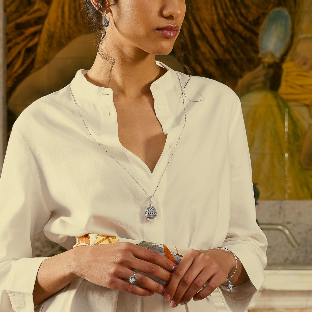 Indossato anello minimal e collana cupola San Pietro Roma