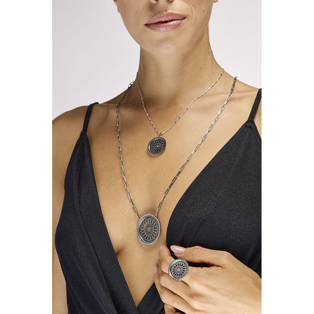 collane e anello rosone orvieto indossato