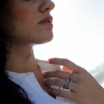 anello tempio donna indossato