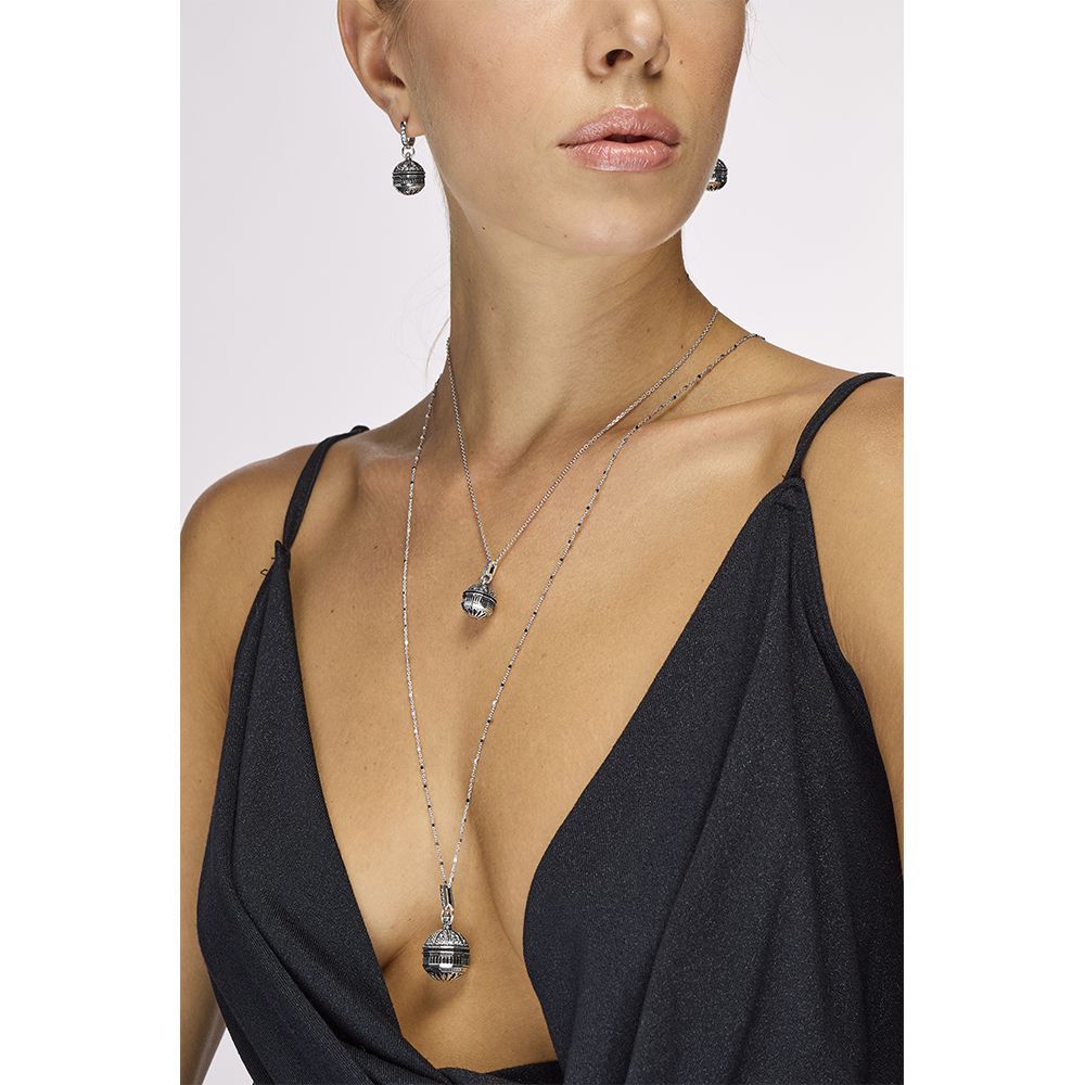 collana grande e minimal cupola siena indossata