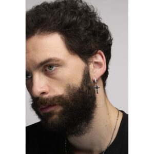 orecchini croce pietre nere uomo nativita indossato