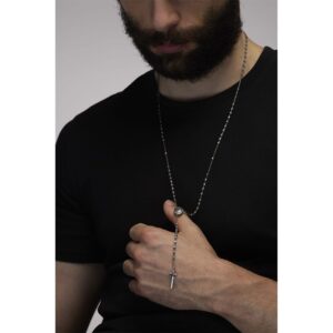 collana rosario scudo uomo indossato
