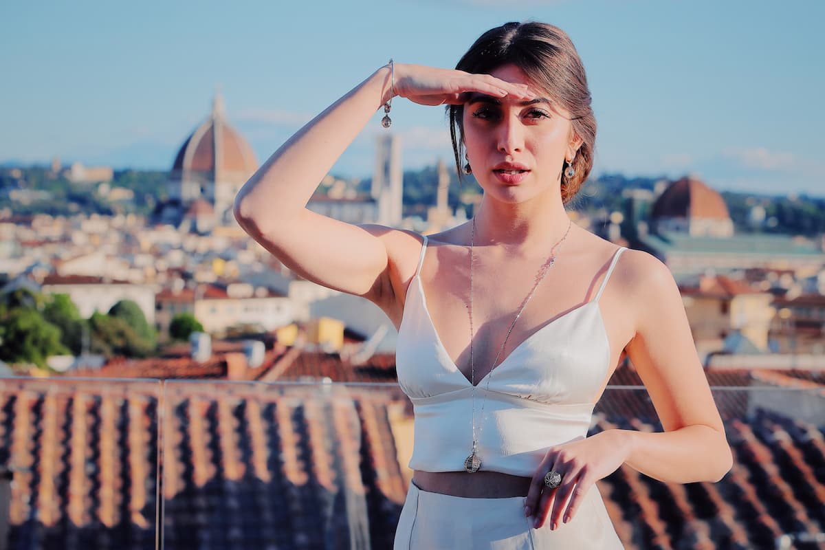 Modella che indossa i gioielli della Collezione Cupole, nello sfondo la Cupola del Brunelleschi di Firenze