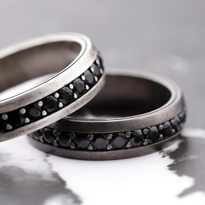 anelli con pietre uomo ambientata collezione solaris gioielli argento ellius