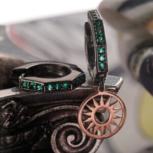 orecchini ottagono e sole pietre verdi ambientata collezione solaris gioielli argento ellius