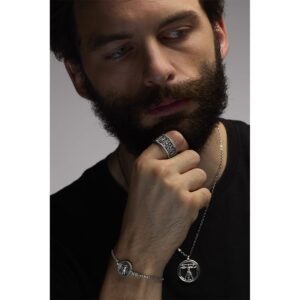 bracciale e anello uomo vitruviano indossato