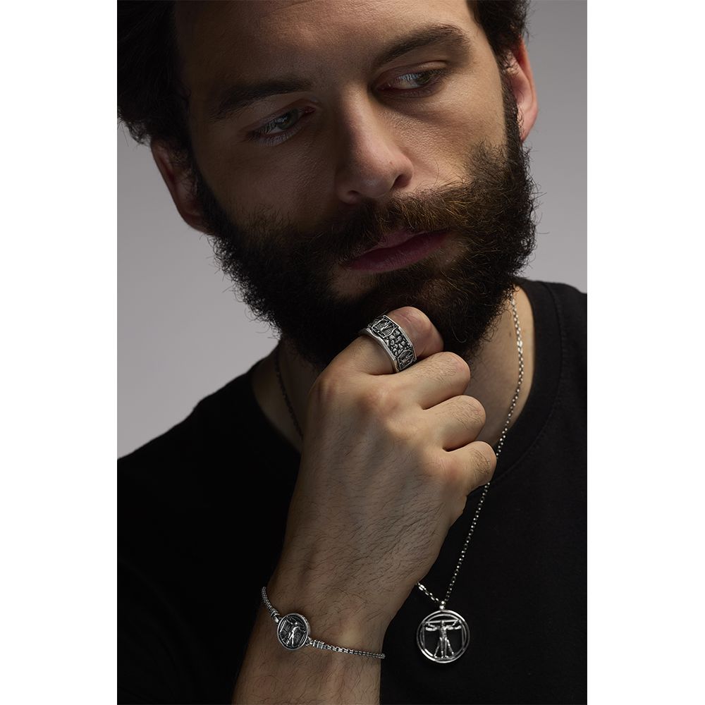 bracciale e anello uomo vitruviano indossato