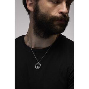 collana uomo vitruviano indossata