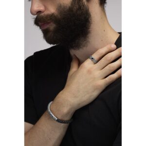 parure vulcano uomo indossato