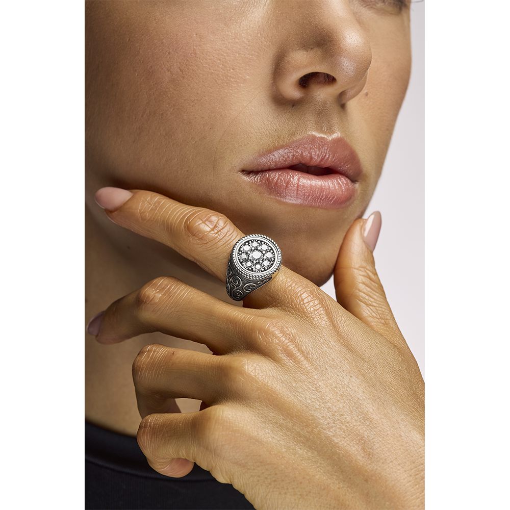 anello gemma pietre bianche donna indossato