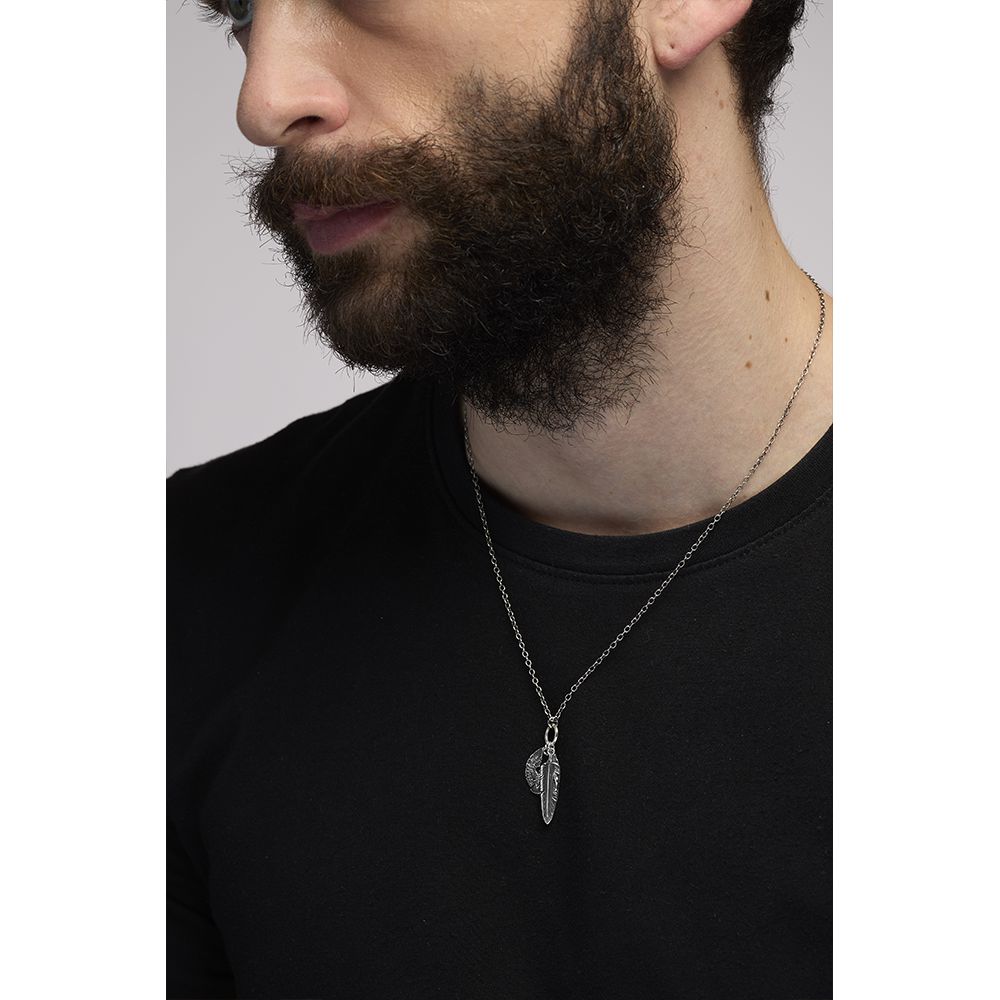 collana piuma e fenice uomo indossato