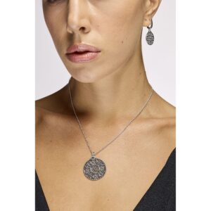 collana rosone light piccola milano indossata