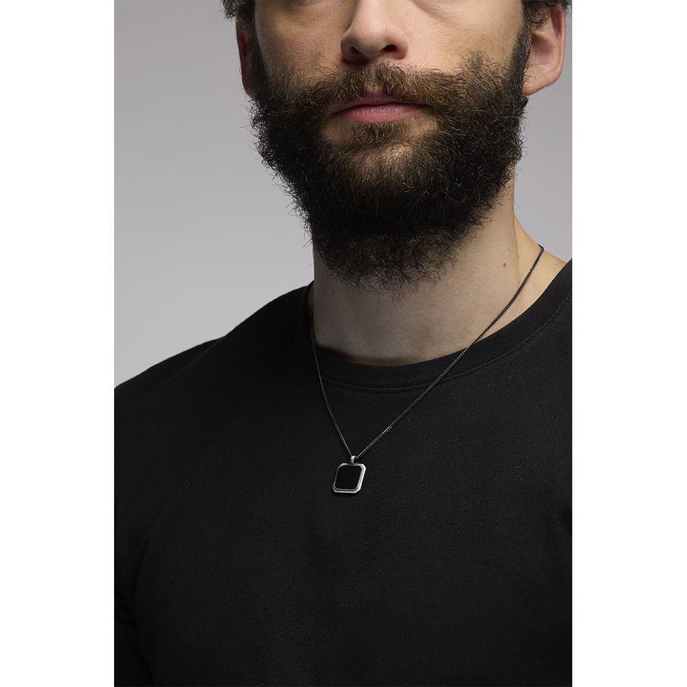 collana gemma black quadrata indossata