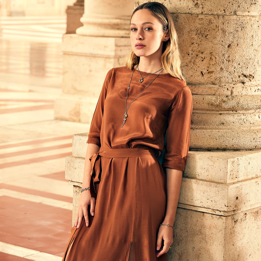 Collana indossata agnese pietra gialla collezione seicento