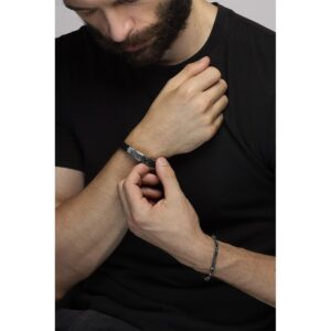 bracciale trinacria e bracciale caravaggio indossato