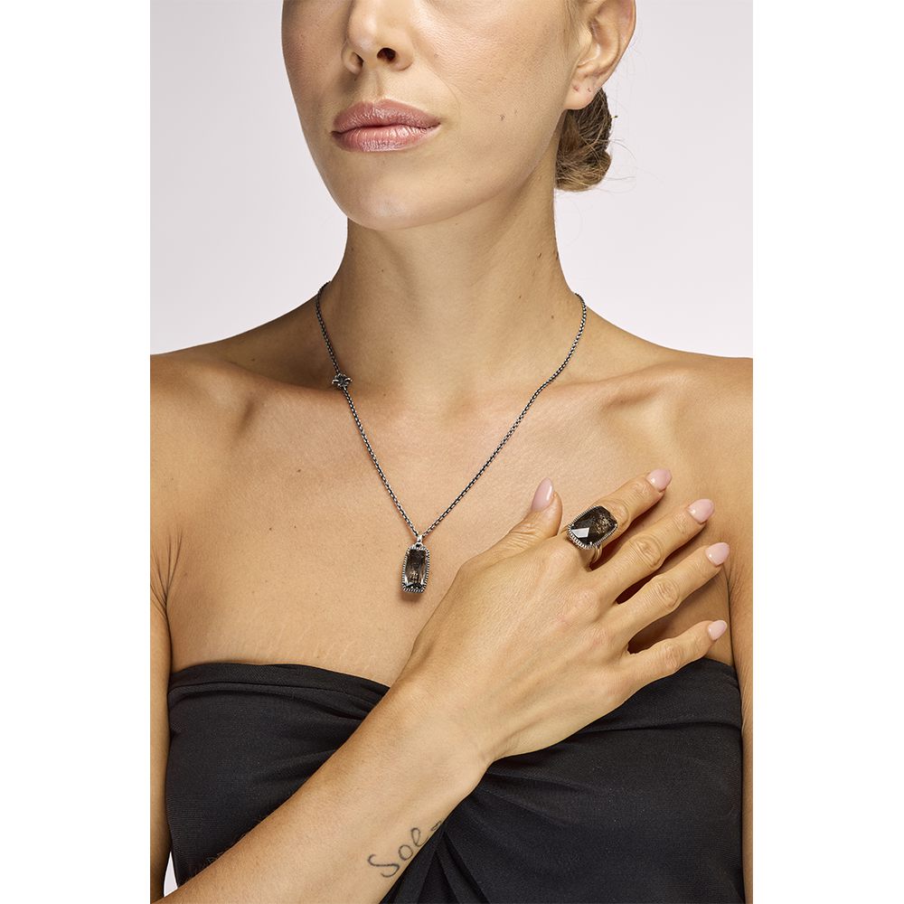 collana e anello voluta pietra fume seicento indossato