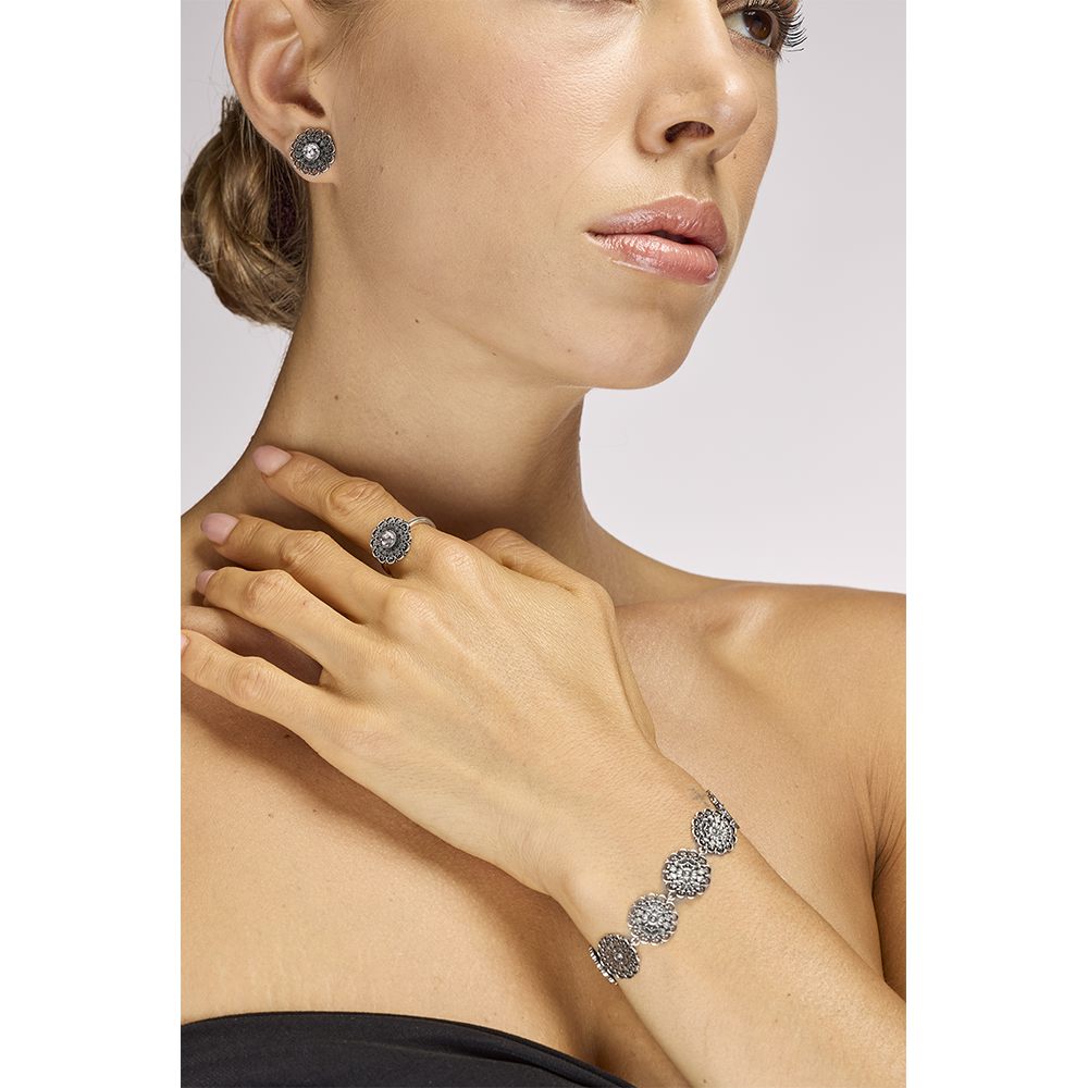 parure floreale con pietre viola indossata