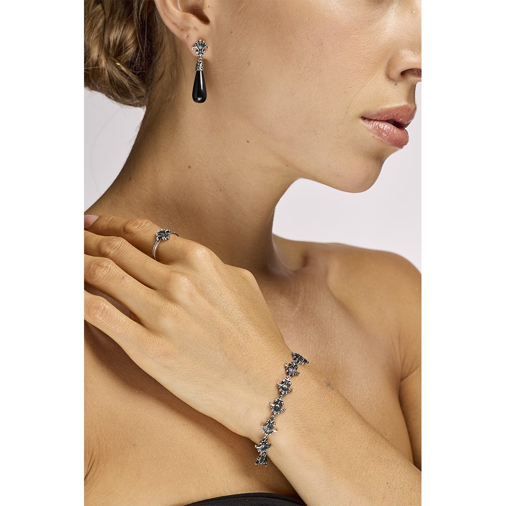 parure fregio con pietre a goccia nera indossato