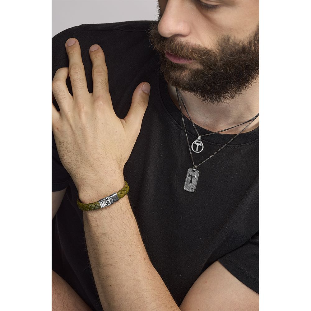 collane e bracciale tau uomo indossato