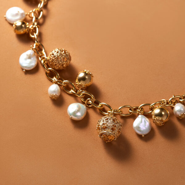 baroque baskets and pearls necklace