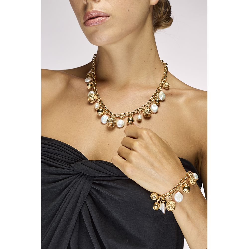 collana e bracciale cestini dorati e perle indossato