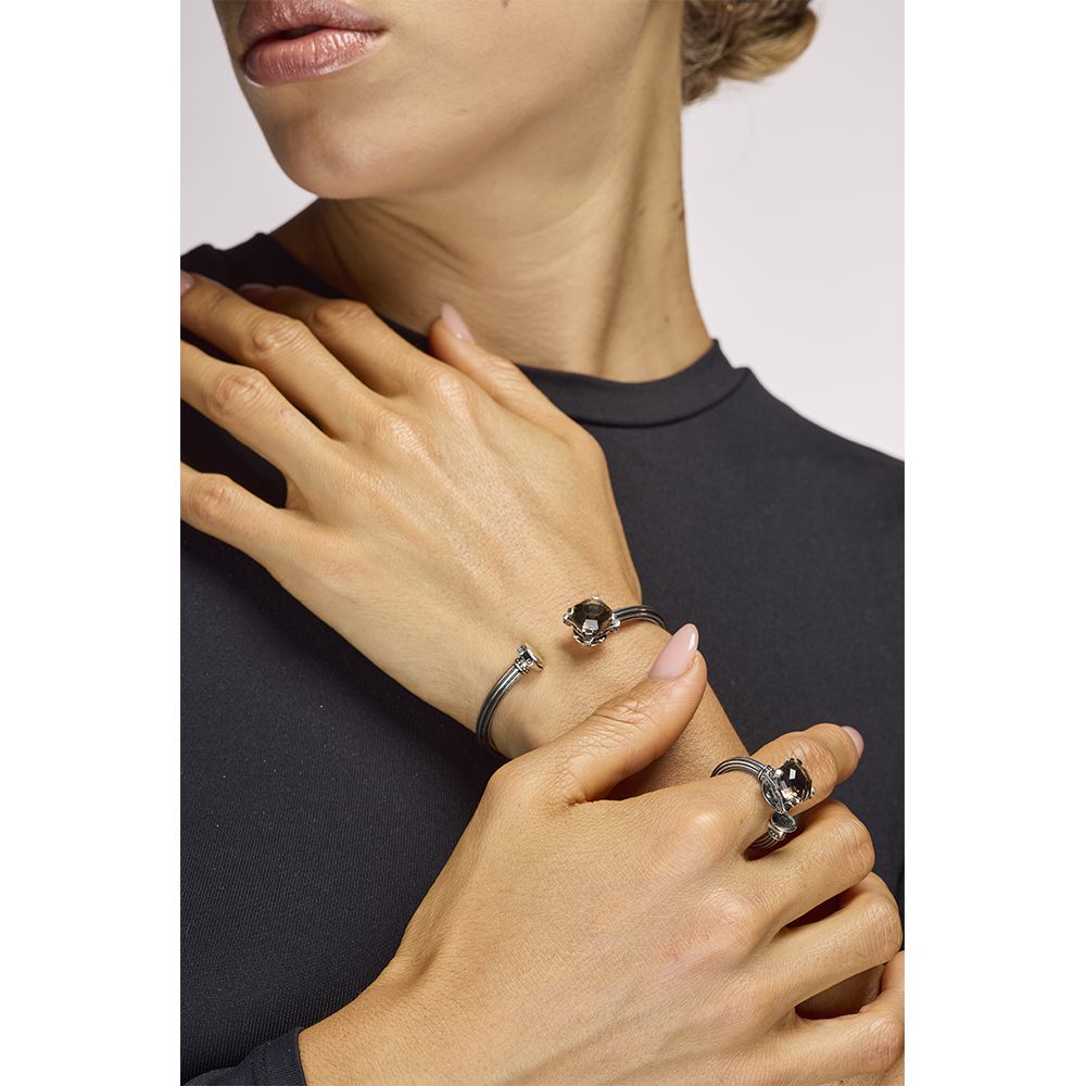 anello e bracciale colonna capitello pietra fume indossati