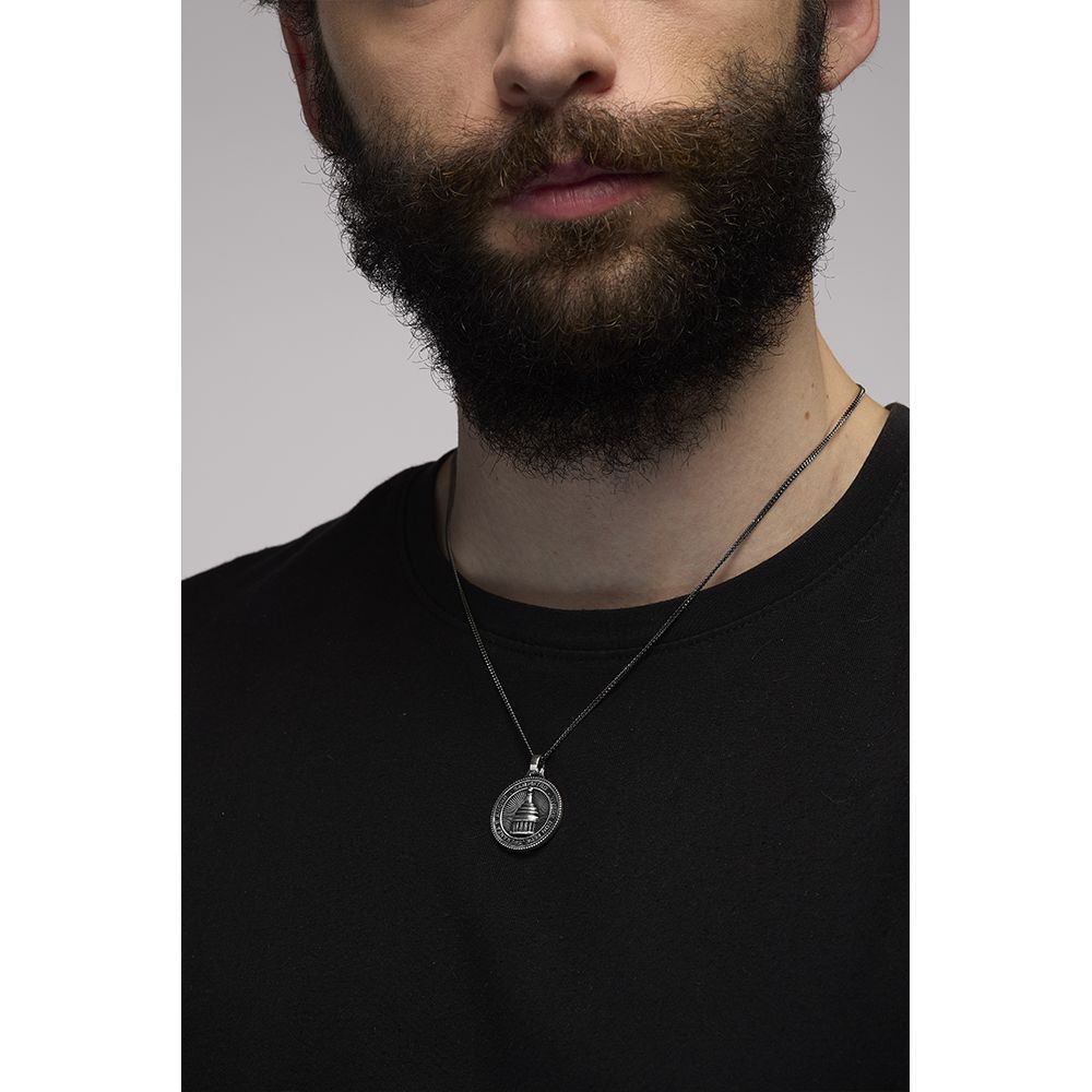 collana cupola le chiavi di san pietro roma uomo indossato