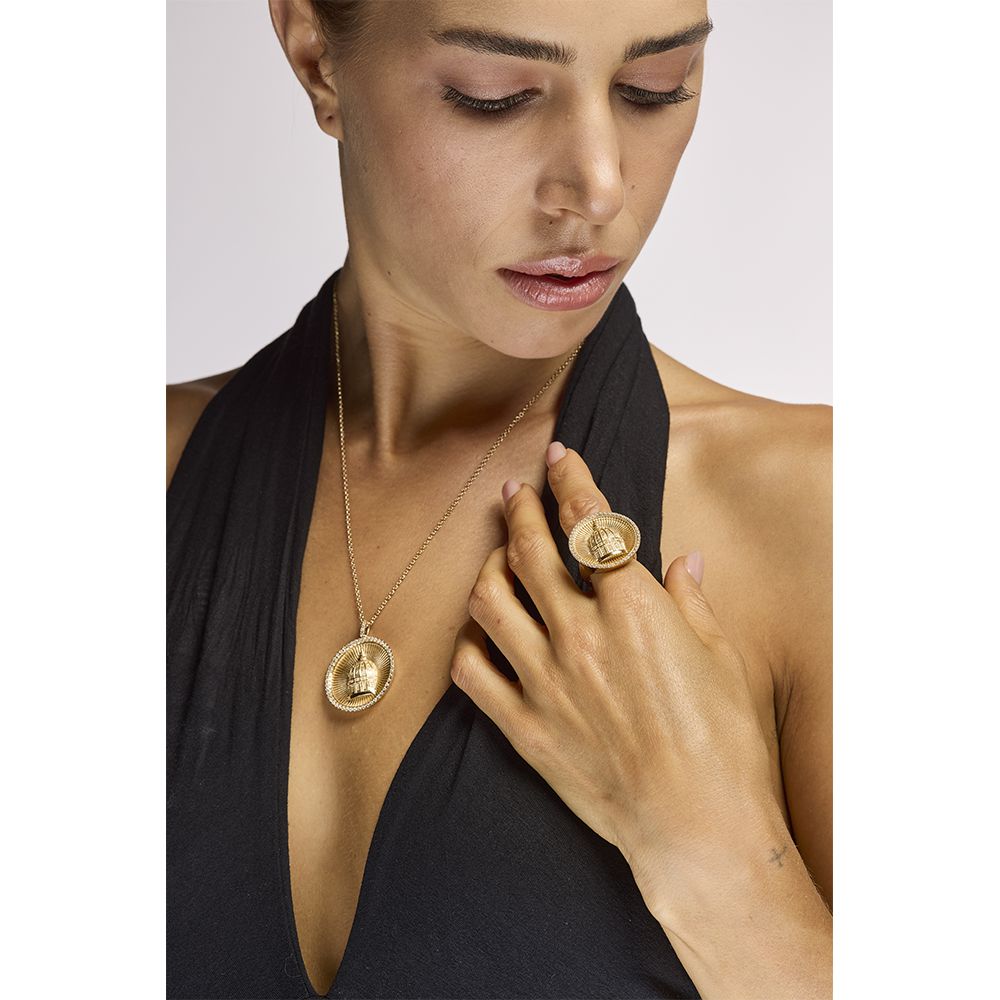 collana e anello luce cupola roma dorato indossato
