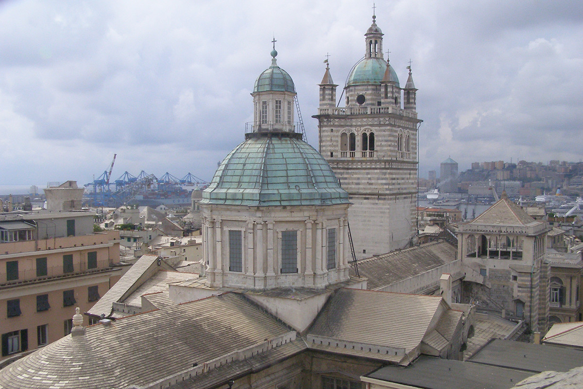 Ripresa della Cattedrale di Genova dall'alto