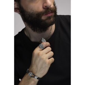 parure medusa uomo indossato