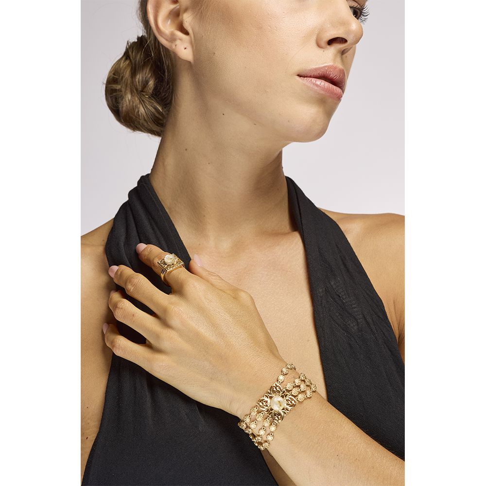 anello e bracciale trama floreale dorata con quarzo rutilato indossato
