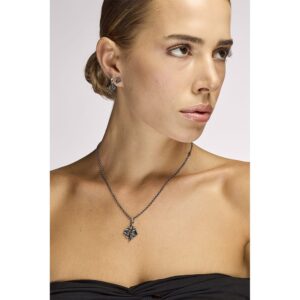 collana e orecchini giglio sagomato donna indossato