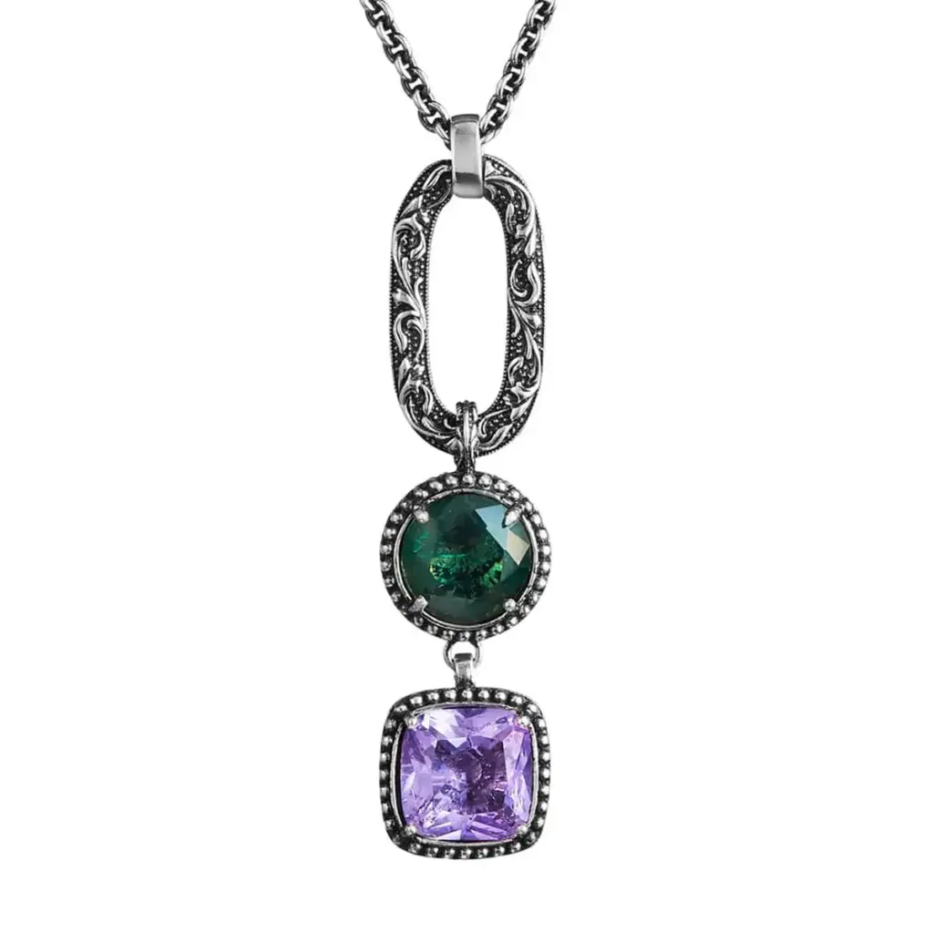 Collana in argento con ciondolo composto da maglia, pietra verde rotonda e pietra quadrata lilla