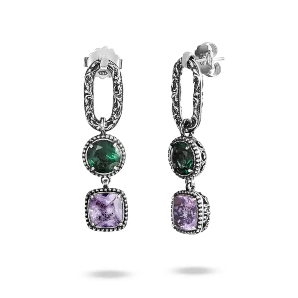 Orecchini in argento con ciondolo composto da maglia, pietra verde rotonda e pietra quadrata lilla 